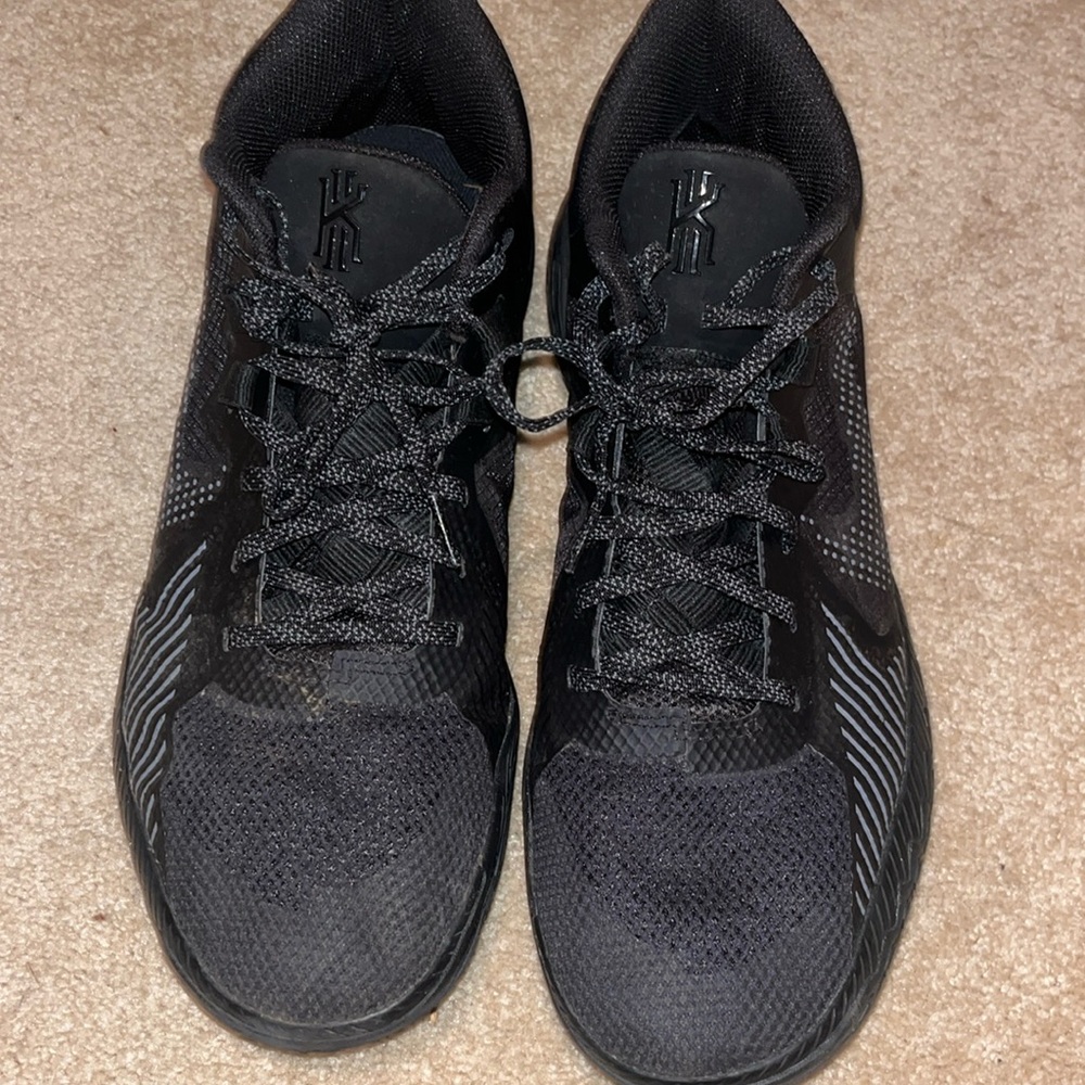 Kyrie basketball shoes, have been worn. Still in good condition.